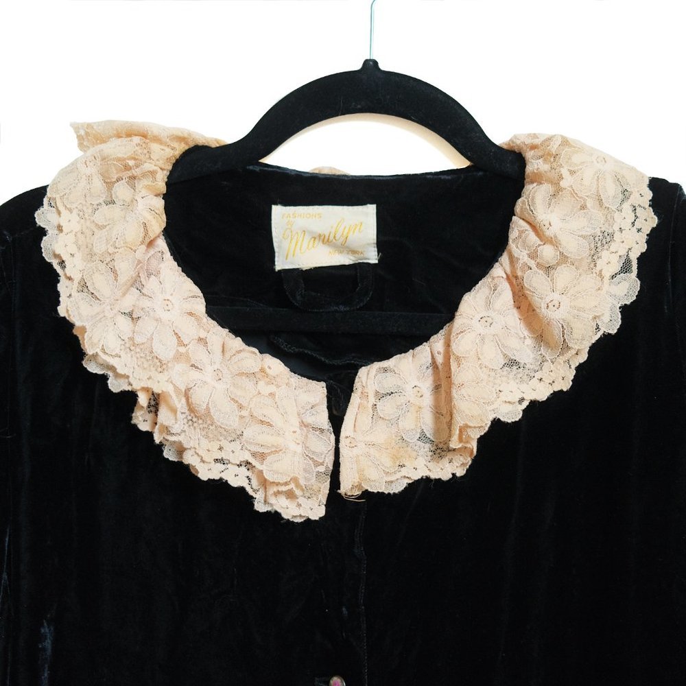 marilyn new york 1950s/60s black velvet robe w chantilly lace collar & cuffs - Picture 4 of 14